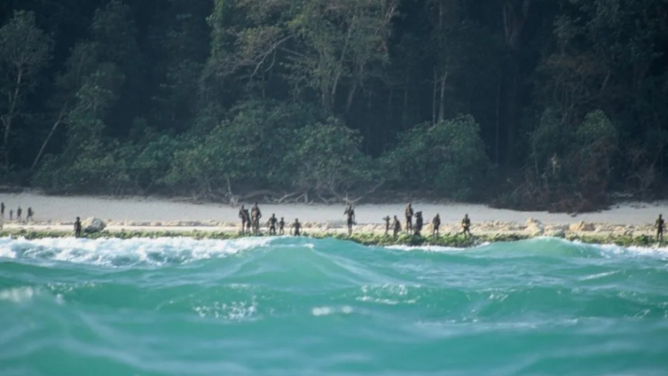 Sentinelese halkı 2005 yılında bir ada sahilinde nöbet tutuyor